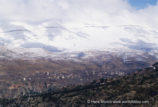 Verschneite Berge beim Wadi Qadisha