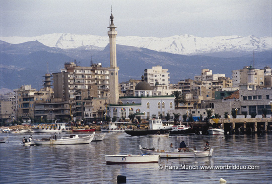 Tripoli El Mina Blick vom Hafen auf den Libanon